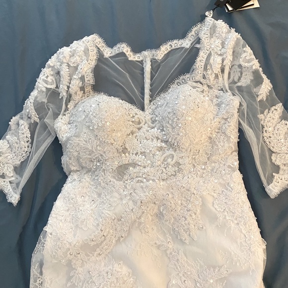 New!White wedding dress size between 8-10 - Picture 6 of 8